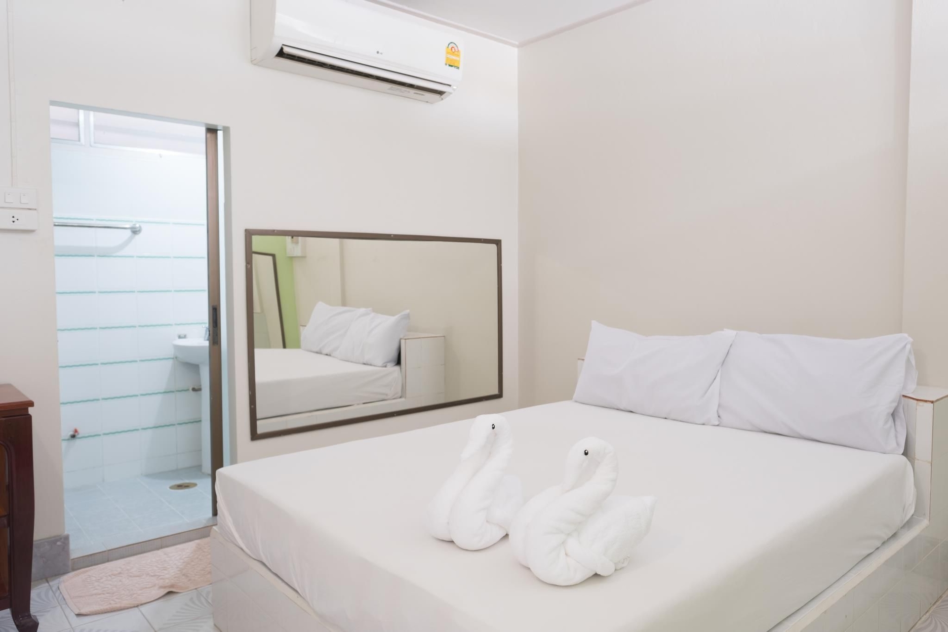 โรงแรมฉิมพลี (Chimphli Hotel)0