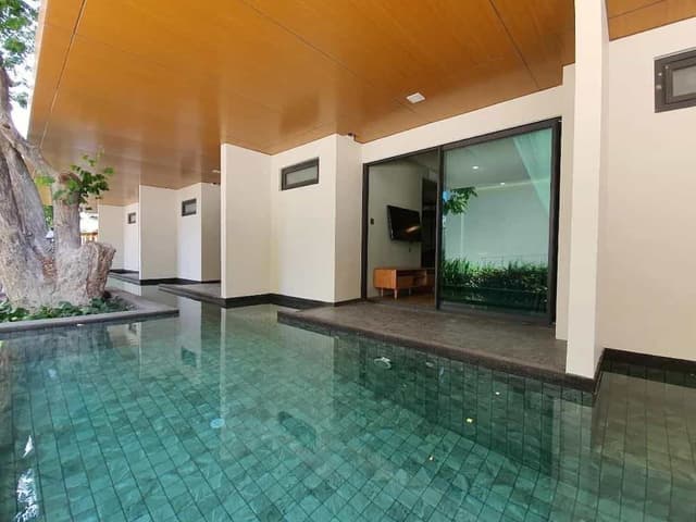 Superior Twin Room Pool Access