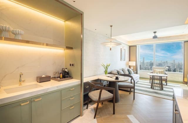 One Bedroom Suite with Lounge Access