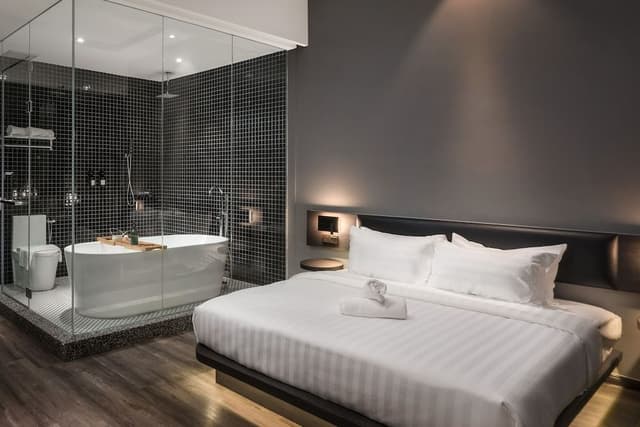Deluxe Double Room, Bathtub