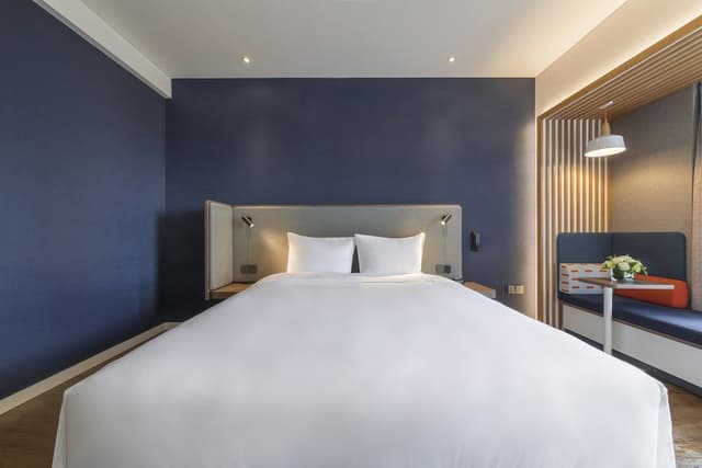 Standard Room, 1 King Bed