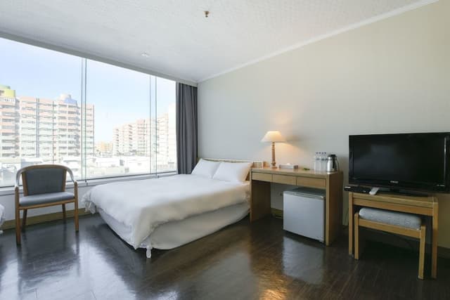 Family Suite, 1 Bedroom, Non Smoking, City View