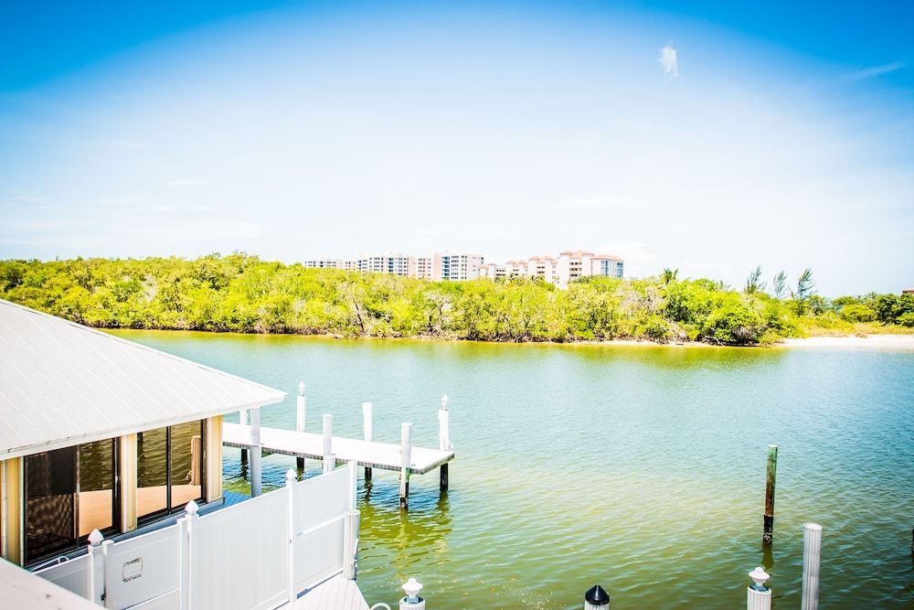 The Boat House Motel0