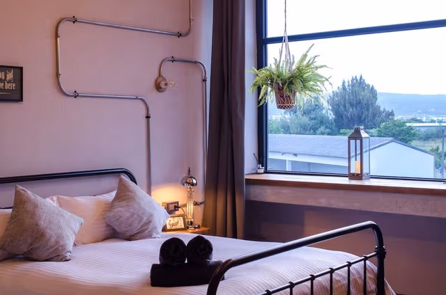 Design Triple Room, Multiple Beds, Refrigerator (Thomas Edison)
