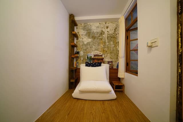 Signature Single Room, 1 Twin Bed, Shared Bathroom, Courtyard Area