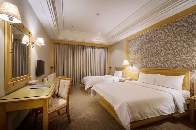 Superior Triple Room, Bathtub