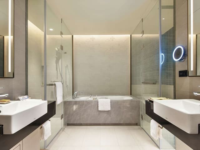 KING GUEST ROOM HIGH FLOOR