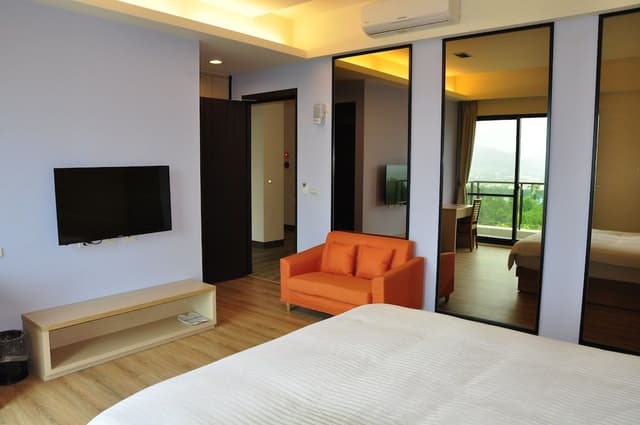Comfort Room, Multiple Beds, Mountain View (302)