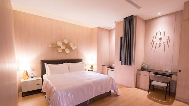 Deluxe Business Suite (Check in after 2100)
