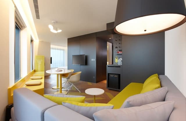 Deluxe Suite, 1 Queen Bed, Bathtub