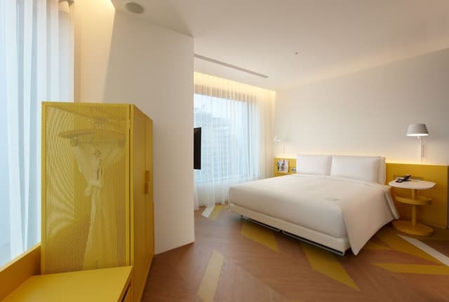 Deluxe Suite, 1 Queen Bed, Bathtub