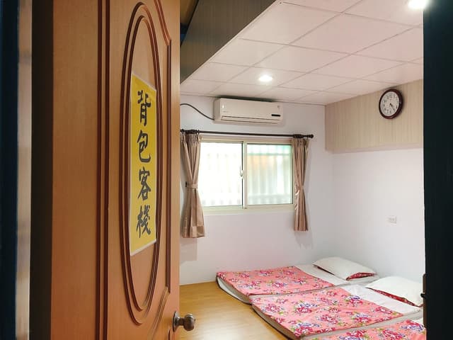 1 Person in 7-Bed Dormitory with Shared Bathroom - Mixed