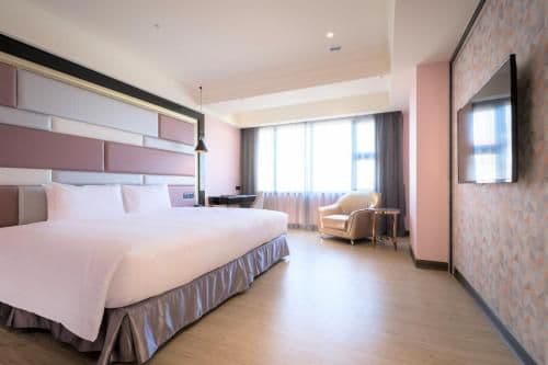 Room with Queen Bed