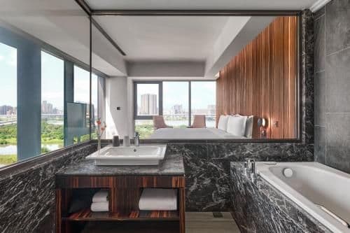 River Corner Suite, Suite, 1 King, River view