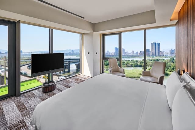 River Corner Suite, Suite, 1 King, River view