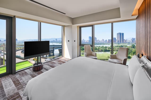 River Corner Suite, Suite, 1 King, River view