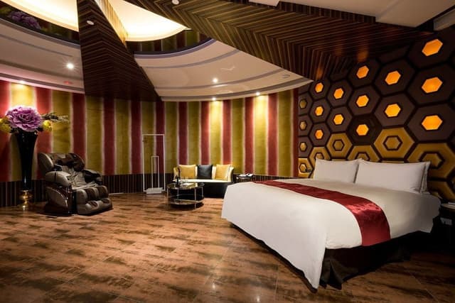 Luxury Room (Consecutive night 11 pm check-out required)