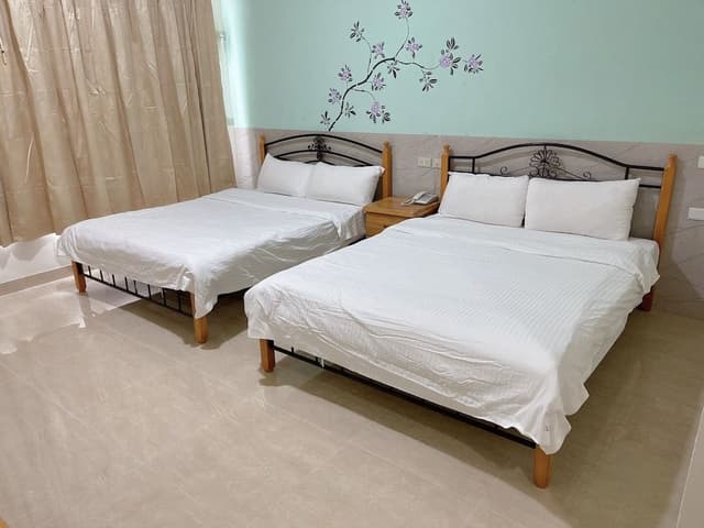 Quadruple Room, Run of the house