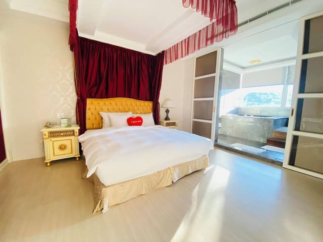 Honeymoon Suite, 1 King Bed (No Pets Allowed)