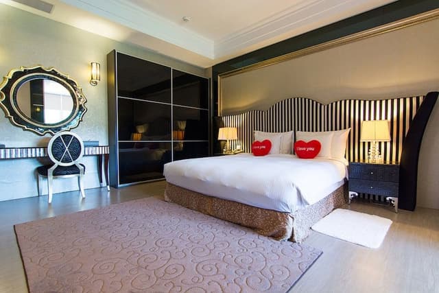 Honeymoon Suite, 1 King Bed (No Pets Allowed)