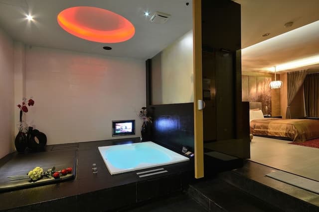 Romantic Family Room Check in 9 P.M.