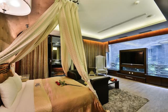 Romantic Family Room Check in 9 P.M.
