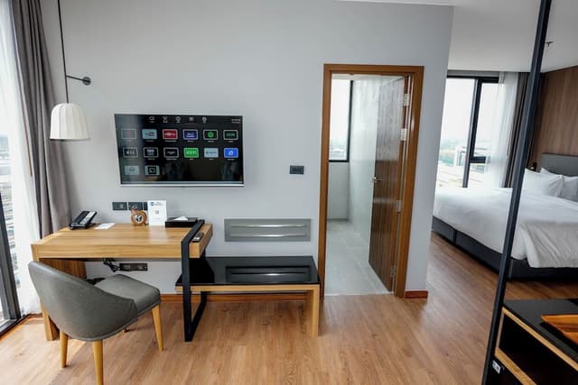 Junior Suite, 1 King Bed, Non Smoking, City View