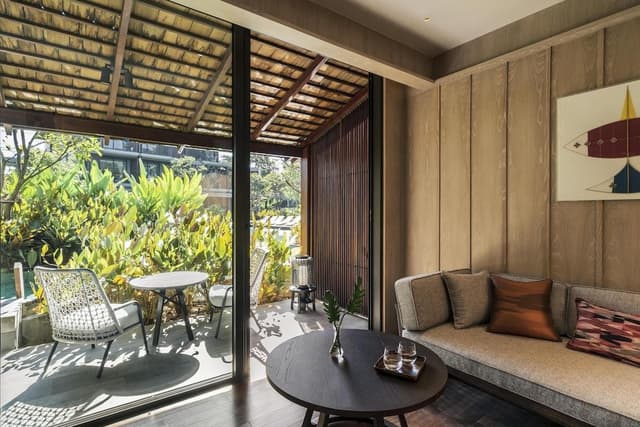 Deluxe Room, 1 King Bed, Pool Access