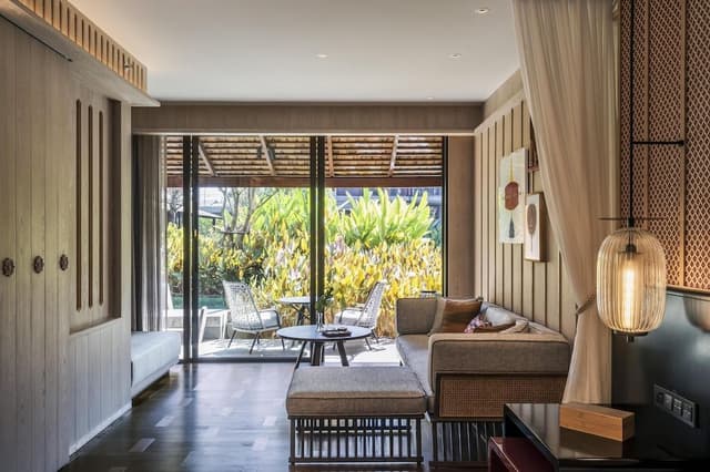 Deluxe Room, 1 King Bed, Pool Access