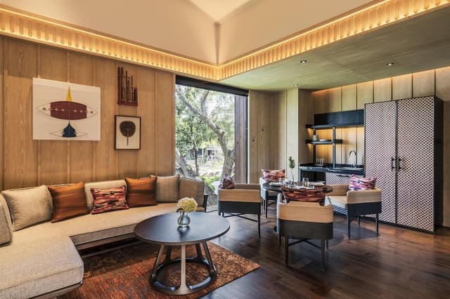 Suite, 1 King Bed, Garden View