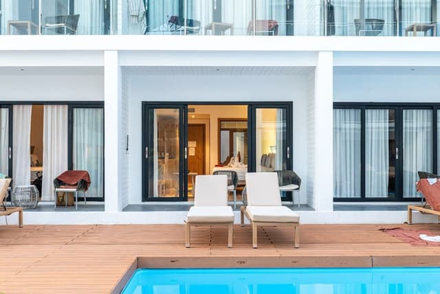 Grand Deluxe Poolside