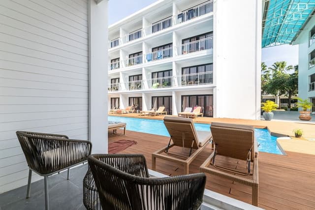 Grand Deluxe Poolside