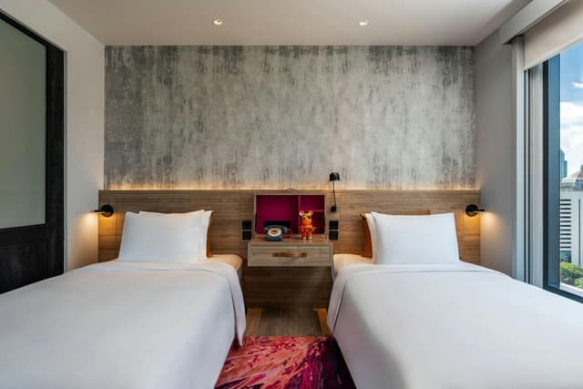 Moxy Corner Twin, Guest room, 2 Twin, City view, Corner room