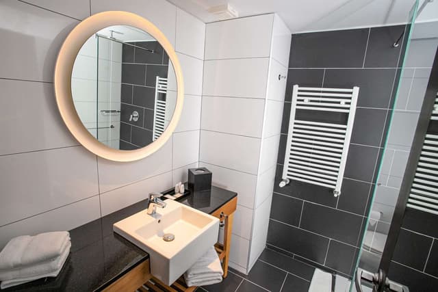 2 DOUBLE BEDS LAKE VIEW