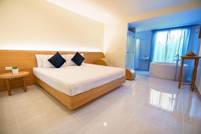 Deluxe with Bathtub