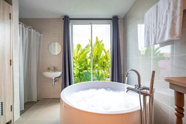 Deluxe with Bathtub
