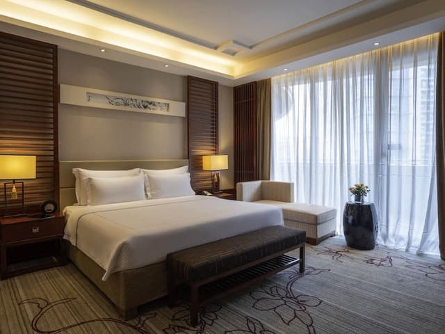 Deluxe Suite, 1 King Bed, Balcony