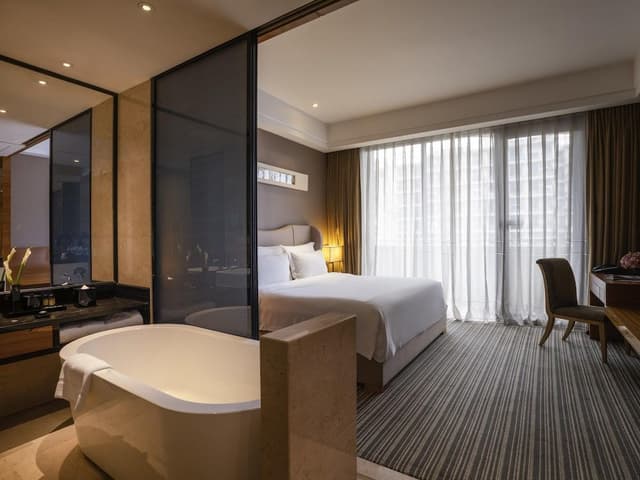 Deluxe Room, 1 King Bed, Balcony
