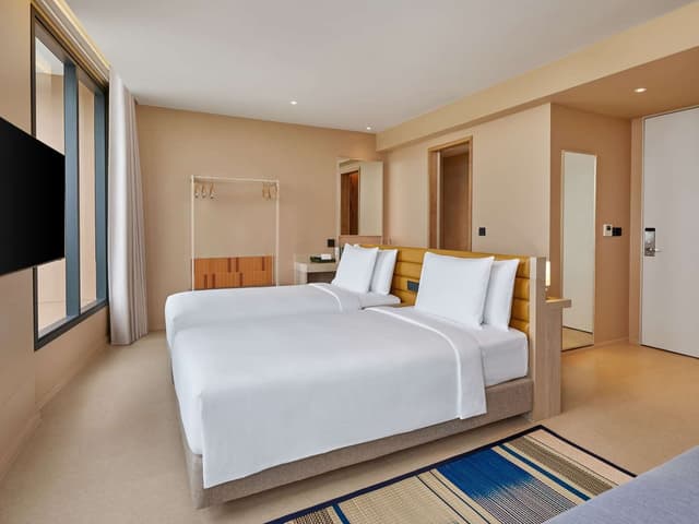 TWIN CORNER ROOM