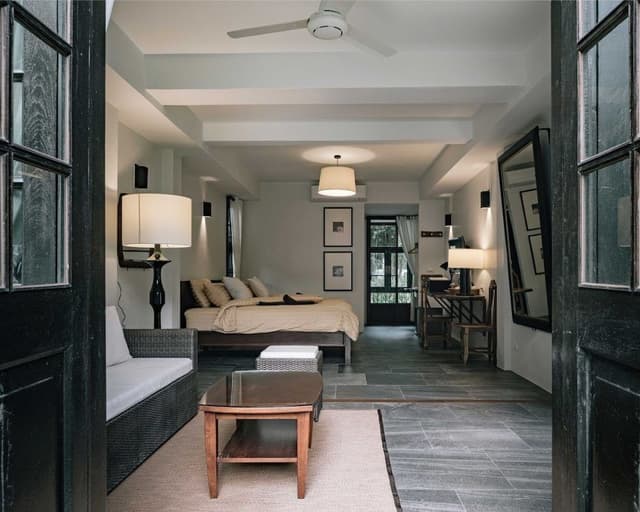 Studio Suite, 1 King Bed, Garden View