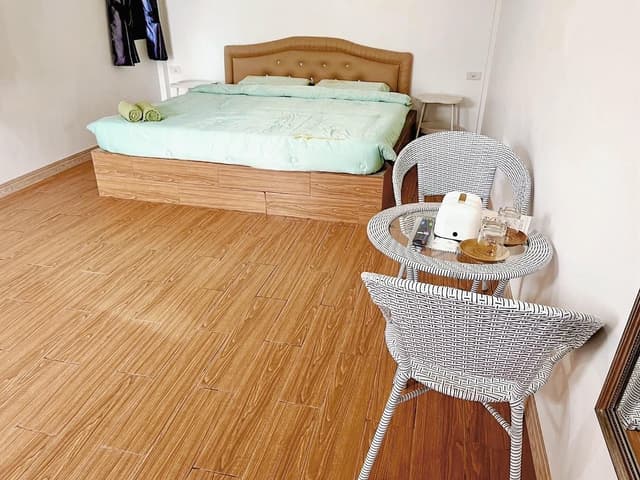 Deluxe - 1 King Bed