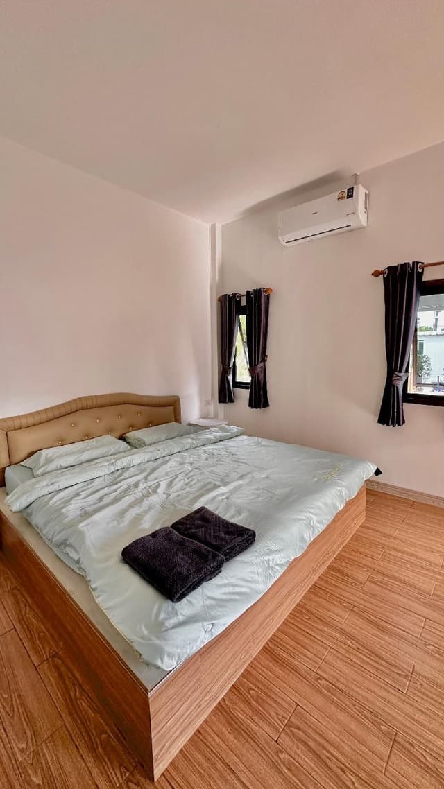 Deluxe - 1 King Bed