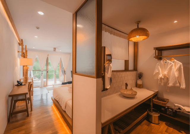 Luxury Suite with Bathtub on the Balcony