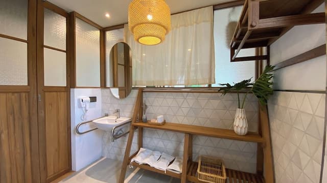 Accessible Luxury Suite with Bathtub on the Balcony