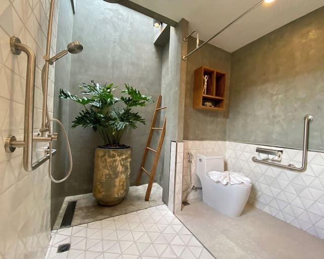Accessible Luxury Suite with Bathtub on the Balcony