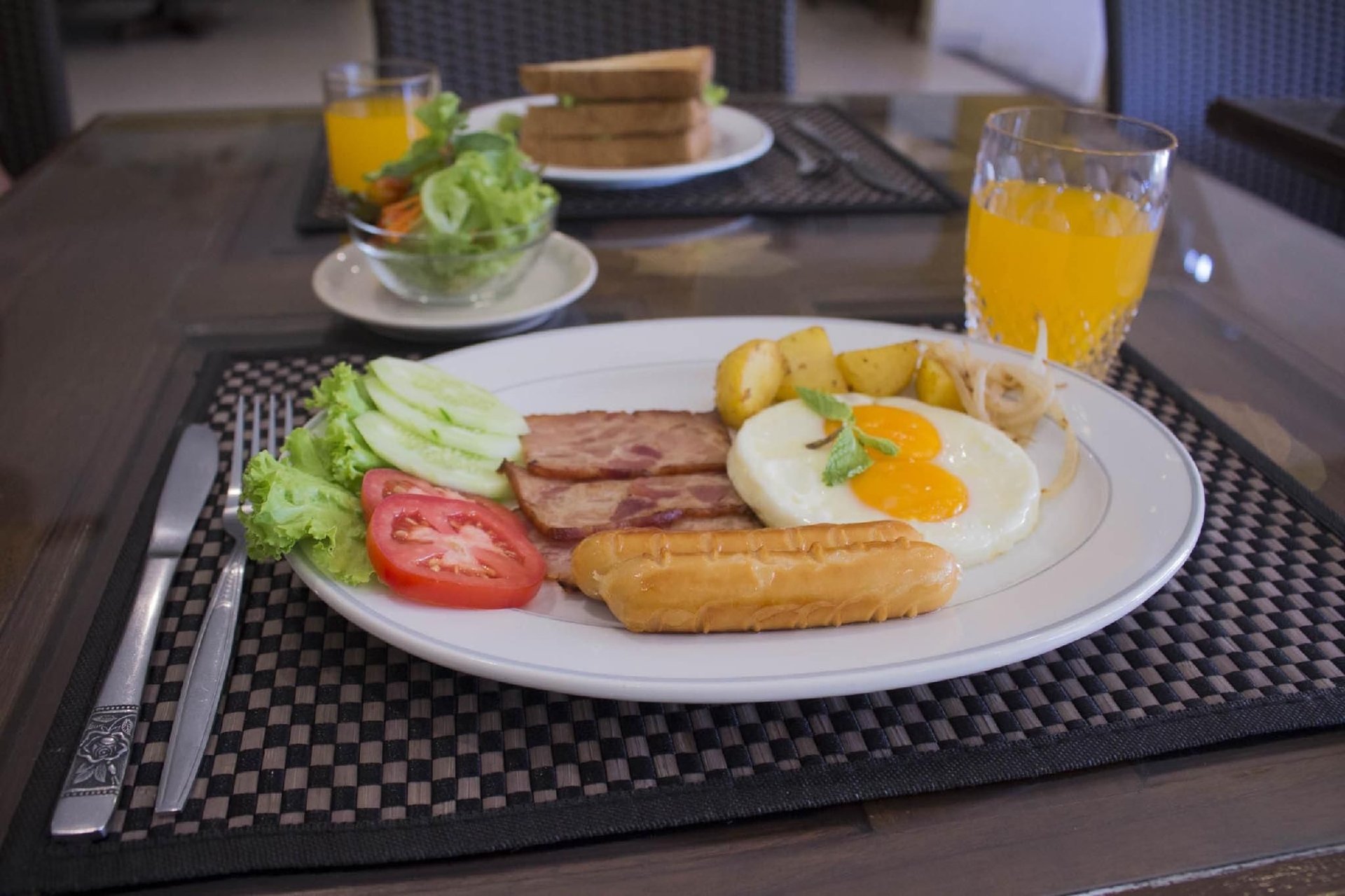 โรงแรมพีเพิล เพลซ คลาสสิก (People Place Classic Hotel)0