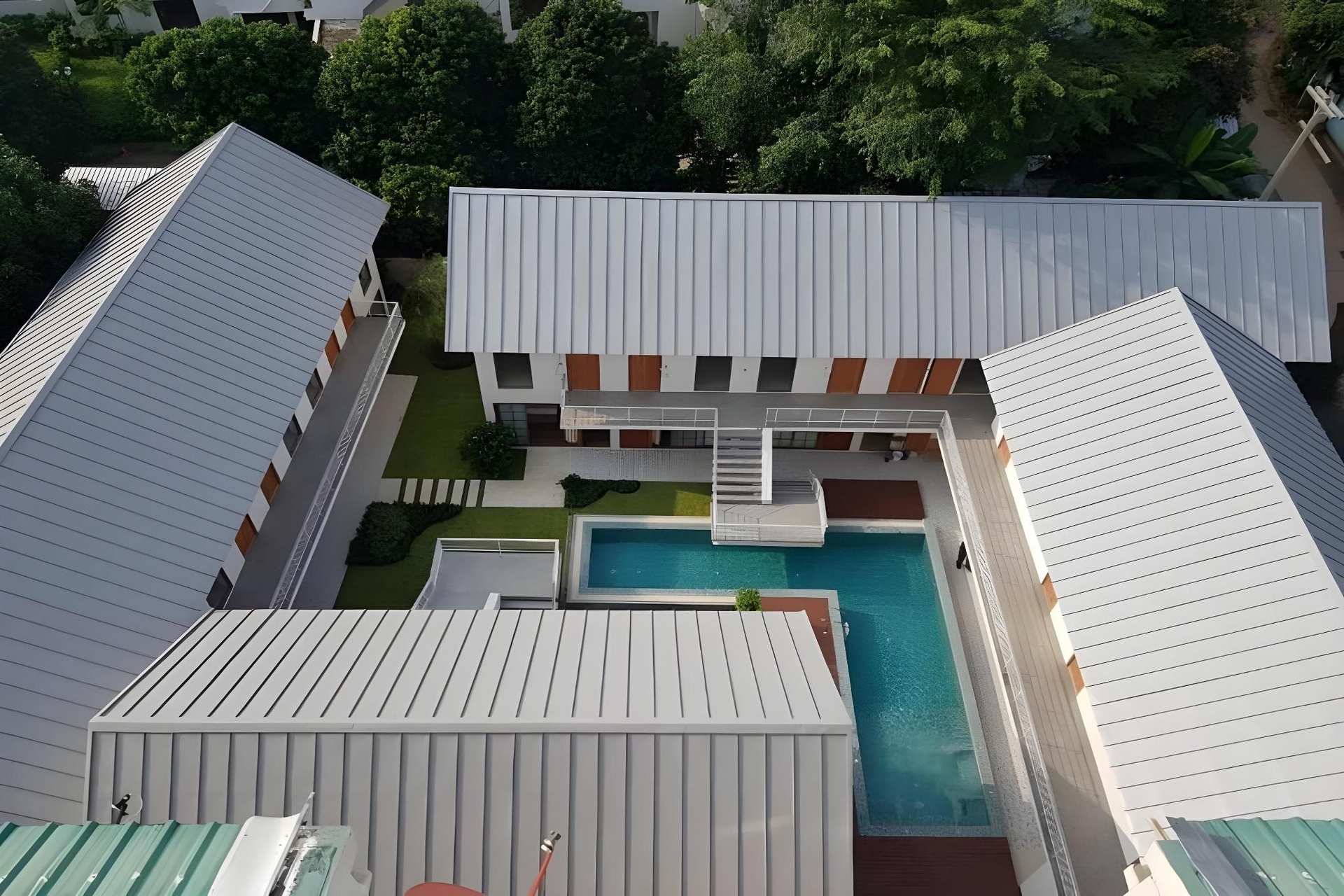 โรงแรมโฟร์โอคล็อก (Four O'clock Hotel)0