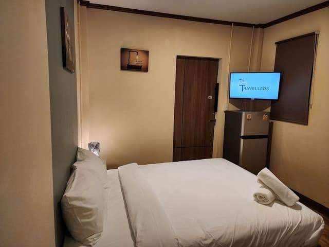 Comfort Room, 1 Queen Bed, Connecting Rooms, Ground Floor