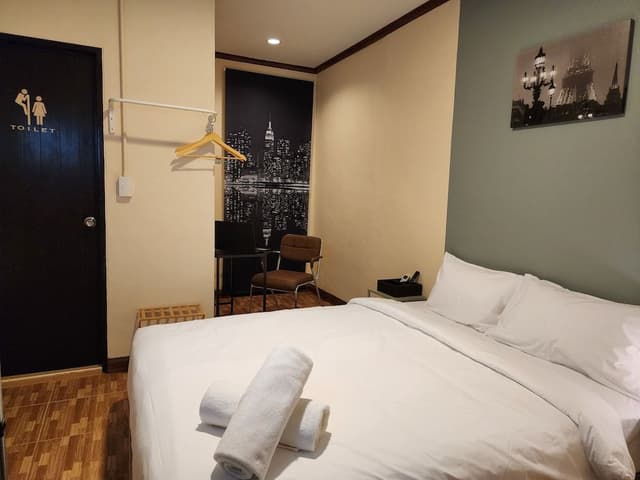 Comfort Room, 1 Queen Bed, Connecting Rooms, Ground Floor