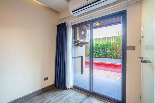 Deluxe Room, 1 King Bed, Non Smoking, Poolside